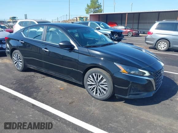 2024 Nissan Altima SV z VIN 1N4BL4DVXRN430640, wystawiony jako IAAI lot #43475733 z przebiegiem 41 825 mil mil oraz . Historia ofert i sprzedaży dostępna na DreamBid. Obrazek 1.