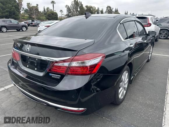 2017 Honda Accord Touring z VIN JHMCR6F74HC017371, wystawiony jako Copart lot #56739555 z przebiegiem 95 930 mil mil oraz Czysty tytuł • Clean title. Historia ofert i sprzedaży dostępna na DreamBid. Obrazek 17.