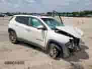 2019 Jeep Compass Altitude z VIN 3C4NJCBB6KT743058, wystawiony jako Copart lot #65037395 z przebiegiem Nie podano mil oraz Szkoda całkowita • Salvage title. Historia ofert i sprzedaży dostępna na DreamBid. Obrazek 4.