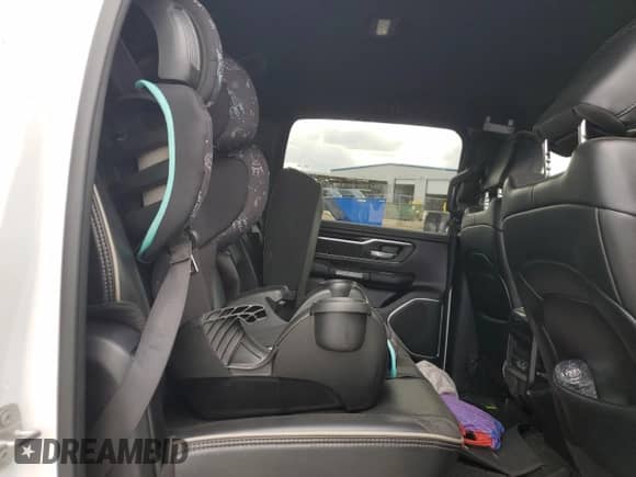 2021 Ram 1500 Laramie z VIN 1C6SRFJT1MN776132, wystawiony jako Copart lot #84828125 z przebiegiem 43 246 mil mil oraz Szkoda całkowita • Salvage title. Historia ofert i sprzedaży dostępna na DreamBid. Obrazek 10.