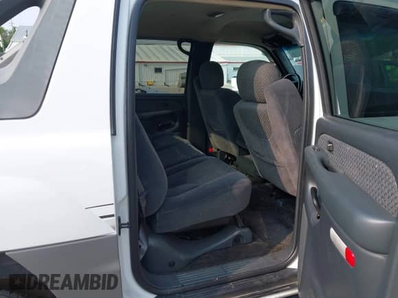 2002 Chevrolet Avalanche with VIN 3GNEC13T52G360542, listed as a IAAI auction lot 42469896 with 152,812 mi miles and . Bid and sale history available at DreamBid. Image 8.