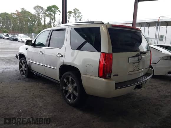 2011 Cadillac Escalade Premium with VIN 1GYS3CEF0BR130853, listed as a IAAI auction lot 43420315 with 207,799 mi miles and . Bid and sale history available at DreamBid. Image 3.