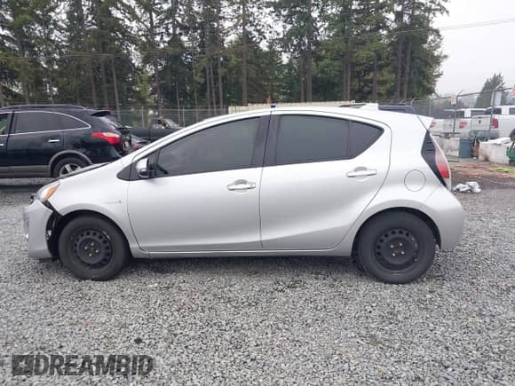 2015 Toyota Prius One z VIN JTDKDTB35F1577860, wystawiony jako IAAI lot #43206890 z przebiegiem 96 755 mil mil oraz . Historia ofert i sprzedaży dostępna na DreamBid. Obrazek 14.