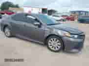 2020 Toyota Camry LE z VIN 4T1C11AK2LU999892, wystawiony jako IAAI lot #43225624 z przebiegiem Nie podano mil oraz . Historia ofert i sprzedaży dostępna na DreamBid. Obrazek 1.