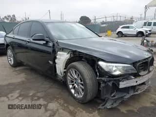 2015 BMW 7 Series 740i z VIN WBAYA6C54FG273188, wystawiony jako IAAI lot #42563572 z przebiegiem 70 675 mil mil oraz . Historia ofert i sprzedaży dostępna na DreamBid. Obrazek 1.