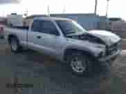 2002 Dodge Dakota с VIN 1B7GL12X42S698285, выставлен на аукционе IAAI как лот 40826030 с пробегом 211 936 миль миль и . История ставок и продаж доступна на DreamBid. Изображение 1.