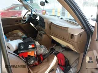 2000 Chevrolet Silverado 1500 LS z VIN 1GCEC19T5YZ349971, wystawiony jako IAAI lot #43292151 z przebiegiem 176 725 mil mil oraz . Historia ofert i sprzedaży dostępna na DreamBid. Obrazek 5.