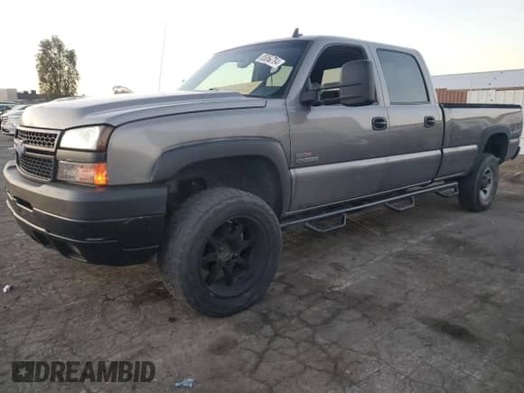 2006 Chevrolet Silverado 3500 SRW LT with VIN 1GCHK33296F137200, listed as a Copart auction lot 85065784 with 302,668 mi miles and Salvage title. Bid and sale history available at DreamBid. Image 1.