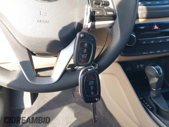 2016 Hyundai Tucson SE z VIN KM8J3CA41GU074170, wystawiony jako IAAI lot #43466730 z przebiegiem 45 711 mil mil oraz . Historia ofert i sprzedaży dostępna na DreamBid. Obrazek 11.