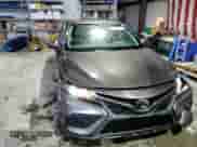 2021 Toyota Camry SE z VIN 4T1G11AK3MU580503, wystawiony jako Copart lot #58383895 z przebiegiem 52 516 mil mil oraz Szkoda całkowita • Salvage title. Historia ofert i sprzedaży dostępna na DreamBid. Obrazek 13.