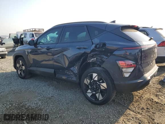 2025 Hyundai Kona SEL Convenience z VIN KM8HC3AB2SU222607, wystawiony jako Copart lot #64333195 z przebiegiem 5 843 mil mil oraz Szkoda całkowita • Salvage title. Historia ofert i sprzedaży dostępna na DreamBid. Obrazek 2.