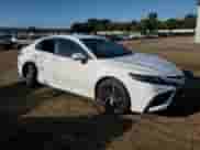 2021 Toyota Camry SE z VIN 4T1G11AKXMU572897, wystawiony jako Copart lot #83966645 z przebiegiem 52 640 mil mil oraz Czysty tytuł • Clean title. Historia ofert i sprzedaży dostępna na DreamBid. Obrazek 4.
