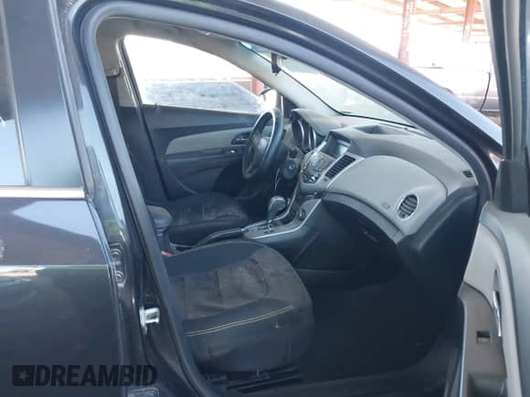 2012 Chevrolet Cruze LS z VIN 1G1PC5SH2C7379755, wystawiony jako IAAI lot #43475685 z przebiegiem 119 961 mil mil oraz . Historia ofert i sprzedaży dostępna na DreamBid. Obrazek 5.