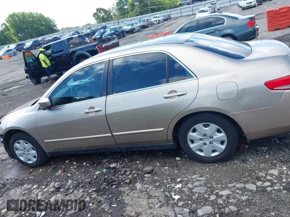 2004 Honda Accord LX z VIN JHMCM56404C036931, wystawiony jako IAAI lot #42292512 z przebiegiem 102 796 mil mil oraz . Historia ofert i sprzedaży dostępna na DreamBid. Obrazek 15.