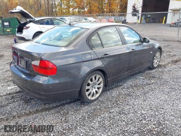 2007 BMW 3 Series 328xi с VIN WBAVC93517KX52682, выставлен на аукционе IAAI как лот 43419510 с пробегом 98 198 миль миль и . История ставок и продаж доступна на DreamBid. Изображение 4.