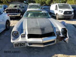 1980 Chevrolet Camaro z VIN 1P87HAN558030, wystawiony jako Copart lot #74739064 z przebiegiem 35 781 mil mil oraz Szkoda całkowita • Salvage title. Historia ofert i sprzedaży dostępna na DreamBid. Obrazek 5.