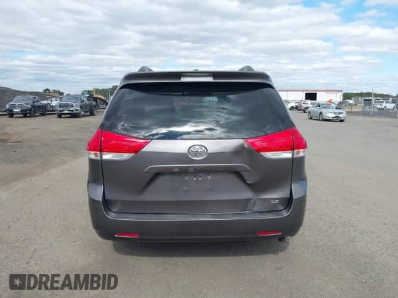 2012 Toyota Sienna LE AAS z VIN 5TDKK3DC8CS271513, wystawiony jako IAAI lot #43429254 z przebiegiem 259 457 mil mil oraz . Historia ofert i sprzedaży dostępna na DreamBid. Obrazek 16.