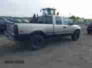 1999 Chevrolet Silverado 1500 LS z VIN 1GCEK19T8XE243085, wystawiony jako IAAI lot #43284328 z przebiegiem 121 858 mil mil oraz . Historia ofert i sprzedaży dostępna na DreamBid. Obrazek 4.