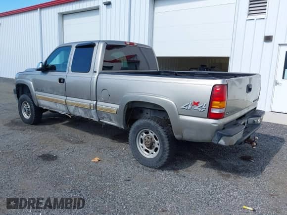 2001 Chevrolet Silverado 2500HD LS z VIN 1GCHK29UX1E313785, wystawiony jako IAAI lot #43371352 z przebiegiem 303 247 mil mil oraz . Historia ofert i sprzedaży dostępna na DreamBid. Obrazek 3.