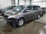2014 Toyota Sienna LE AAS z VIN 5TDKK3DC7ES479983, wystawiony jako Copart lot #63210225 z przebiegiem 141 499 mil mil oraz Szkoda całkowita • Salvage title. Historia ofert i sprzedaży dostępna na DreamBid. Obrazek 1.