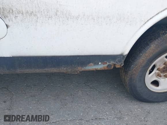 2007 Chevrolet Express Cargo z VIN 1GCFG15X771224906, wystawiony jako IAAI lot #43181526 z przebiegiem 144 251 mil mil oraz . Historia ofert i sprzedaży dostępna na DreamBid. Obrazek 6.