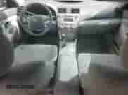 2010 Toyota Camry LE z VIN 4T4BF3EK5AR019237, wystawiony jako Copart lot #86339135 z przebiegiem 273 341 mil mil oraz Czysty tytuł • Clean title. Historia ofert i sprzedaży dostępna na DreamBid. Obrazek 8.