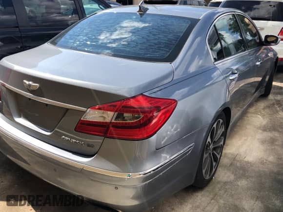 2014 Hyundai Genesis R-Spec с VIN KMHGC4DH7EU261053, выставлен на аукционе Copart как лот 66725735 с пробегом 160 856 миль миль и Чистый • Clean title. История ставок и продаж доступна на DreamBid. Изображение 4.