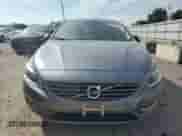 2017 Volvo S60 Inscription Platinum z VIN LYV402TM8HB143000, wystawiony jako Copart lot #80237205 z przebiegiem 72 098 mil mil oraz Szkoda całkowita • Salvage title. Historia ofert i sprzedaży dostępna na DreamBid. Obrazek 5.