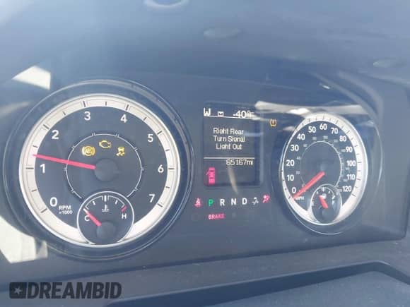 2018 Ram 1500 Express z VIN 3C6RR6KT5JG250524, wystawiony jako IAAI lot #41417692 z przebiegiem 65 167 mil mil oraz . Historia ofert i sprzedaży dostępna na DreamBid. Obrazek 7.