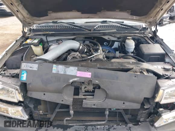 2003 Chevrolet Silverado 2500HD LT z VIN 1GCHK23153F256035, wystawiony jako IAAI lot #43176158 z przebiegiem Nie podano mil oraz . Historia ofert i sprzedaży dostępna na DreamBid. Obrazek 10.