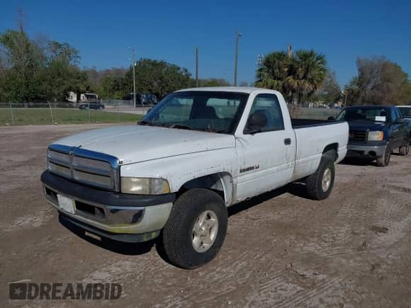 1998 Dodge 1500 z VIN 1B7HF16Y3WS583651, wystawiony jako IAAI lot #41638592 z przebiegiem 83 204 mil mil oraz . Historia ofert i sprzedaży dostępna na DreamBid. Obrazek 2.