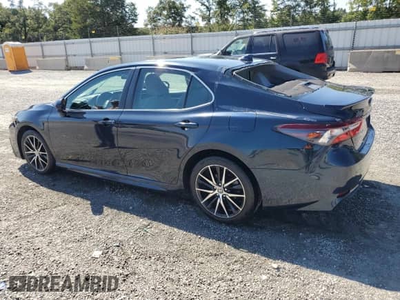 2021 Toyota Camry SE Nightshade z VIN 4T1G11AK5MU415651, wystawiony jako Copart lot #80165355 z przebiegiem 85 606 mil mil oraz Szkoda całkowita • Salvage title. Historia ofert i sprzedaży dostępna na DreamBid. Obrazek 2.