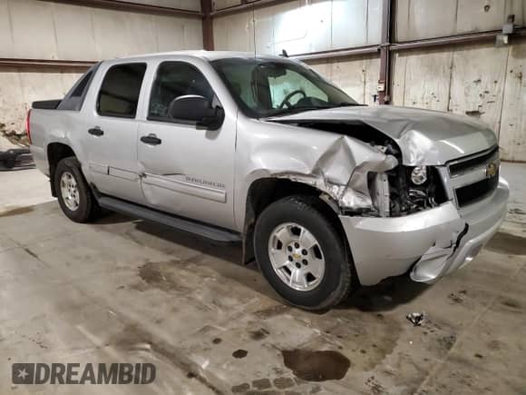 2010 Chevrolet Avalanche LS with VIN 3GNVKEE09AG272010, listed as a Copart auction lot 52008485 with 152,496 mi miles and Salvage title. Bid and sale history available at DreamBid. Image 4.