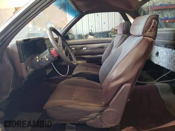 1986 Chevrolet El Camino SS с VIN 3GCCW80H8GS910613, выставлен на аукционе Copart как лот 49894925 с пробегом 65 386 миль миль и Списание • Salvage title. История ставок и продаж доступна на DreamBid. Изображение 7.
