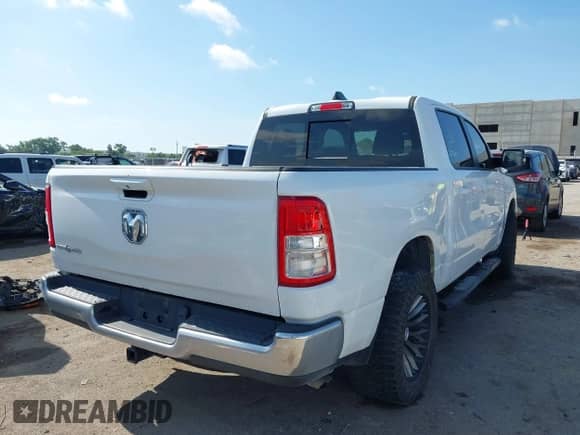 2022 Ram 1500 Big Horn z VIN 1C6RREFG9NN446003, wystawiony jako IAAI lot #42599070 z przebiegiem 61 974 mil mil oraz . Historia ofert i sprzedaży dostępna na DreamBid. Obrazek 4.