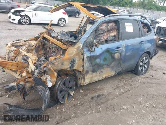 2018 Subaru Forester Premium z VIN JF2SJAEC0JH517799, wystawiony jako IAAI lot #43015677 z przebiegiem 95 000 mil mil oraz . Historia ofert i sprzedaży dostępna na DreamBid. Obrazek 2.