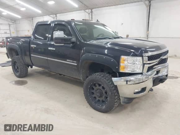 2013 Chevrolet Silverado 2500HD LT z VIN 1GC1KXCGXDF165640, wystawiony jako IAAI lot #43208467 z przebiegiem 140 955 mil mil oraz . Historia ofert i sprzedaży dostępna na DreamBid. Obrazek 1.