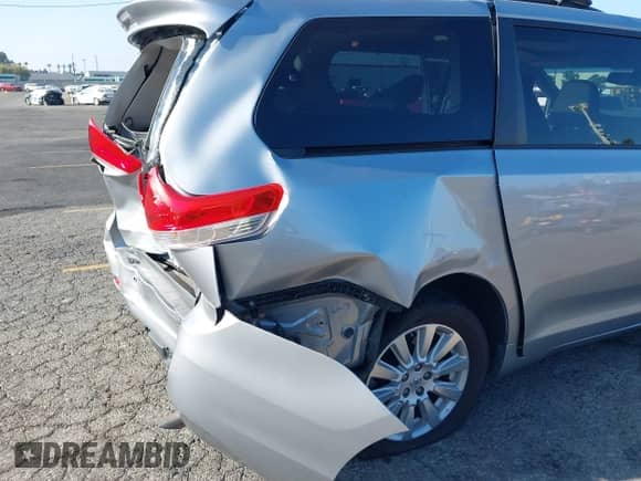 2014 Toyota Sienna XLE с VIN 5TDYK3DC9ES468879, выставлен на аукционе IAAI как лот 43021345 с пробегом 73 552 миль миль и . История ставок и продаж доступна на DreamBid. Изображение 6.