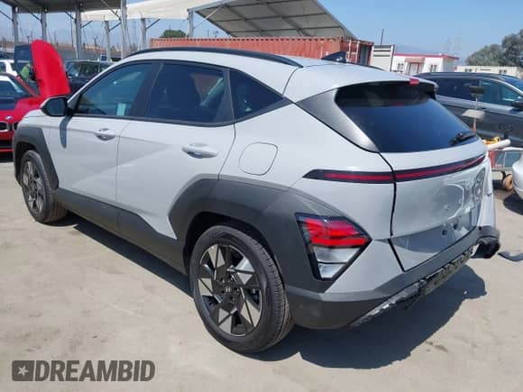 2025 Hyundai Kona SEL Convenience z VIN KM8HC3AB6SU269638, wystawiony jako IAAI lot #42604262 z przebiegiem 2 696 mil mil oraz . Historia ofert i sprzedaży dostępna na DreamBid. Obrazek 3.