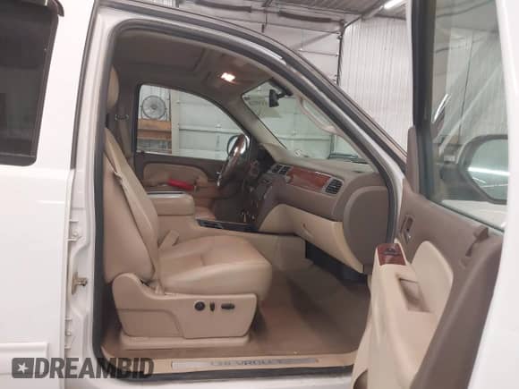 2013 Chevrolet Silverado 2500HD LTZ z VIN 1GC1KYE83DF168827, wystawiony jako IAAI lot #43248218 z przebiegiem 212 927 mil mil oraz . Historia ofert i sprzedaży dostępna na DreamBid. Obrazek 5.