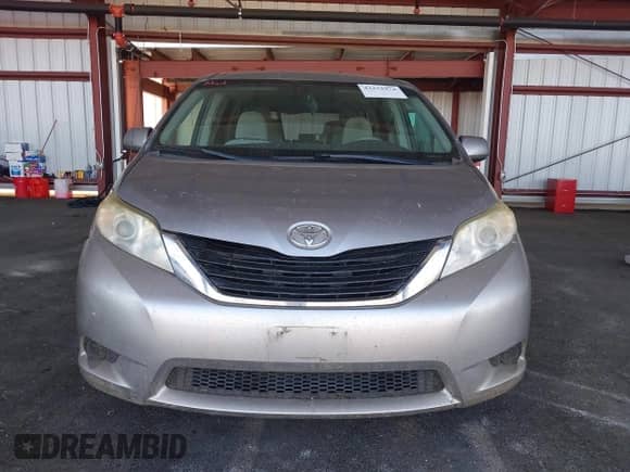 2012 Toyota Sienna z VIN 5TDKA3DC2CS013412, wystawiony jako IAAI lot #43273974 z przebiegiem 193 603 mil mil oraz . Historia ofert i sprzedaży dostępna na DreamBid. Obrazek 12.