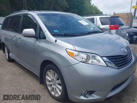 2013 Toyota Sienna LE z VIN 5TDJK3DC9DS054310, wystawiony jako IAAI lot #42668103 z przebiegiem 209 712 mil mil oraz . Historia ofert i sprzedaży dostępna na DreamBid. Obrazek 1.