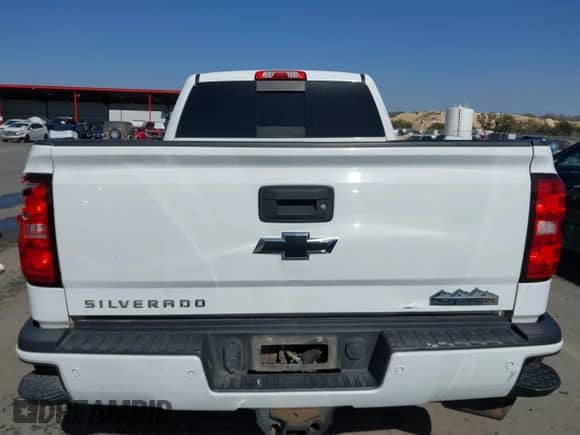 2016 Chevrolet Silverado 2500HD High Country z VIN 1GC1KXE89GF172606, wystawiony jako IAAI lot #41858059 z przebiegiem 141 888 mil mil oraz . Historia ofert i sprzedaży dostępna na DreamBid. Obrazek 16.