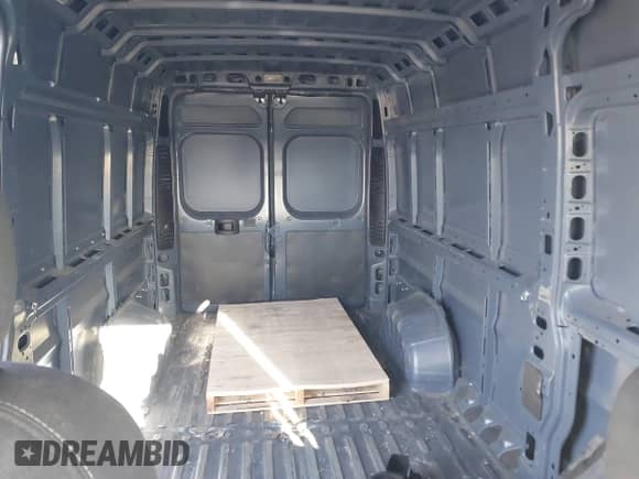 2022 Ram ProMaster Cargo с VIN 3C6MRVJG3NE136421, выставлен на аукционе IAAI как лот 41700161 с пробегом 35 980 миль миль и . История ставок и продаж доступна на DreamBid. Изображение 8.