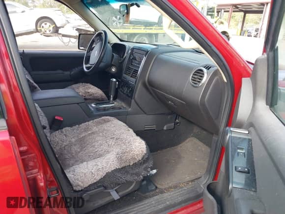 2010 Ford Explorer XLT с VIN 1FMEU7DE4AUA35798, выставлен на аукционе IAAI как лот 43173548 с пробегом 142 603 миль миль и . История ставок и продаж доступна на DreamBid. Изображение 5.