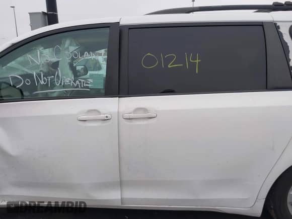 2011 Toyota Sienna LE z VIN 5TDKK3DC4BS145664, wystawiony jako IAAI lot #43001214 z przebiegiem Nie podano mil oraz . Historia ofert i sprzedaży dostępna na DreamBid. Obrazek 14.