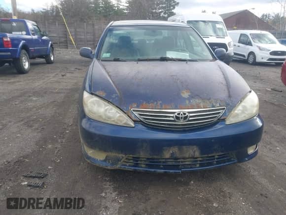 2005 Toyota Camry LE z VIN 4T1BF30K35U091920, wystawiony jako IAAI lot #43581408 z przebiegiem 130 454 mil mil oraz . Historia ofert i sprzedaży dostępna na DreamBid. Obrazek 6.
