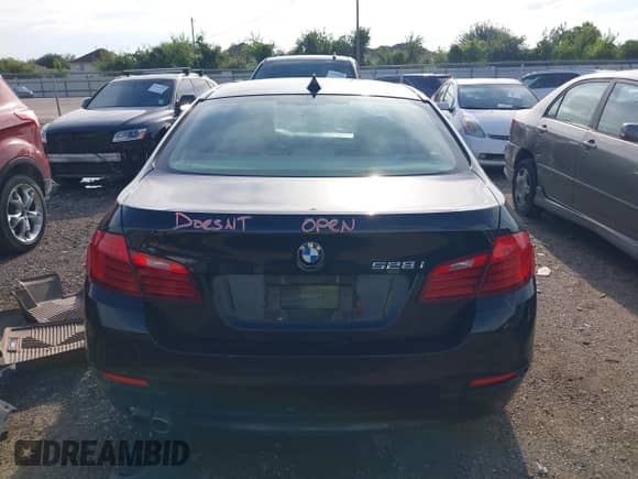 2014 BMW 5 Series 528i z VIN WBA5A5C5XED502888, wystawiony jako IAAI lot #42896322 z przebiegiem 106 750 mil mil oraz . Historia ofert i sprzedaży dostępna na DreamBid. Obrazek 17.