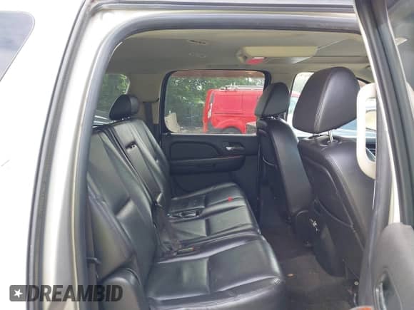 2009 Chevrolet Suburban LTZ z VIN 1GNFK363X9J100709, wystawiony jako IAAI lot #42687530 z przebiegiem 251 856 mil mil oraz . Historia ofert i sprzedaży dostępna na DreamBid. Obrazek 8.