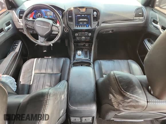 2019 Chrysler 300 S z VIN 2C3CCABGXKH601164, wystawiony jako Copart lot #64746385 z przebiegiem 73 809 mil mil oraz Szkoda całkowita • Salvage title. Historia ofert i sprzedaży dostępna na DreamBid. Obrazek 8.